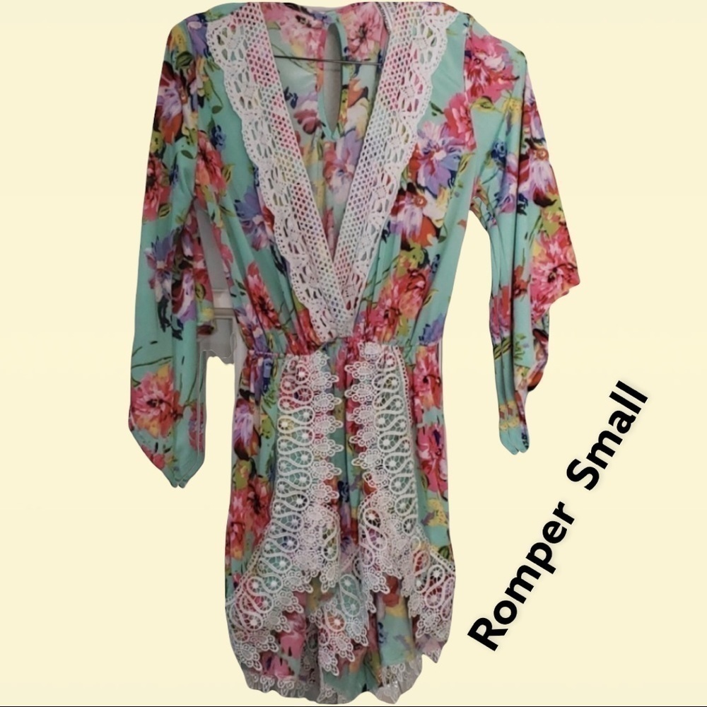 ROMPER by Giddy Up Glamour Aqua Floral & Lace S Flared Sleeves Spandex EUC